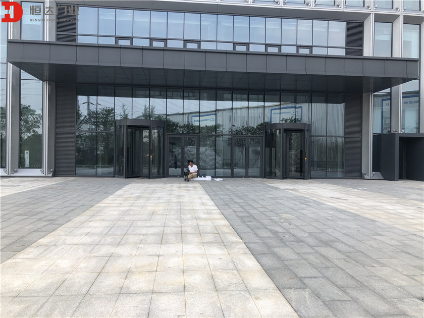 恒达公司承接即墨国际陆港中心办公楼门斗加工、安装工程